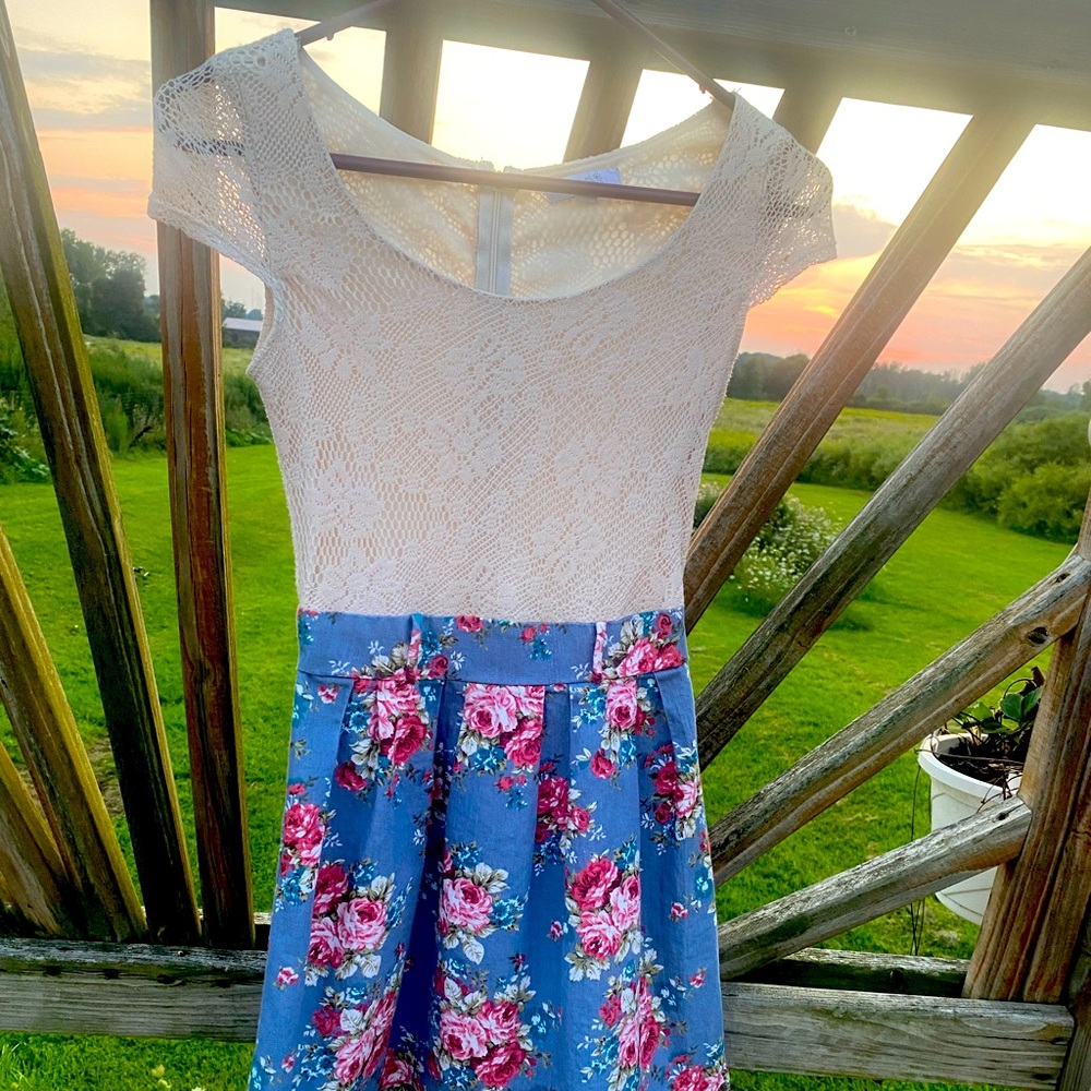 Deliahs women’s dress.